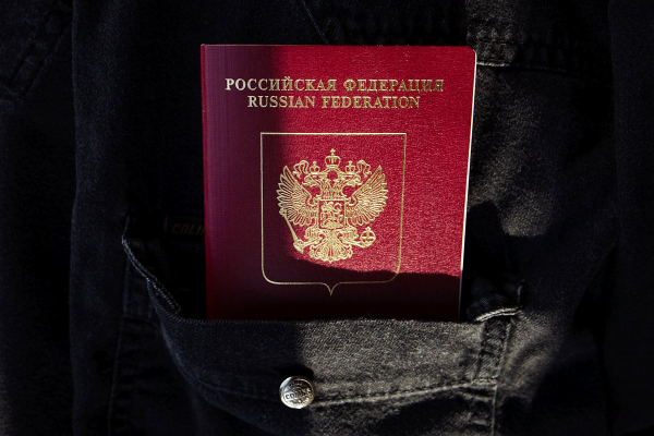 Десятки россиян лишились отпуска из-за дефекта в загранпаспортах. Что стало причиной?