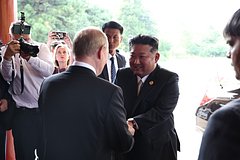 Кимч Чен Ын поздравил Путина с днем рождения