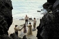 Мужчина ушел под воду во время купания на пляже в Индии на глазах у группы туристов