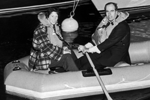 Мужчина ушел под воду во время купания на пляже в Индии на глазах у группы туристов