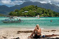 Охранник удерживал 17-летнюю девочку за шею и трогал ее в женском туалете отеля