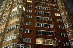 Поврежденный обломками БПЛА многоэтажный дом в Старом Осколе показали на фото