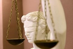 Россиянин вышел в женской одежде к магазину и был наказан