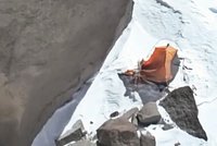 Среди сотен застрявших на Эвересте туристов появилась жертва