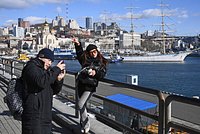 Туристка позволила ребенку испражниться на природном памятнике и выбросила салфетки в море