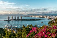 Туристка позволила ребенку испражниться на природном памятнике и выбросила салфетки в море